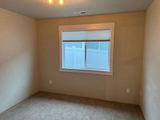 Building Photo - 3 BEDROOM/ 2 BATH HOME WITH OPEN LAYOUT AND SCENIC SETTING