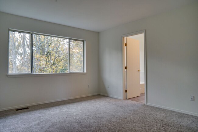 Building Photo - Renton Multi-level home