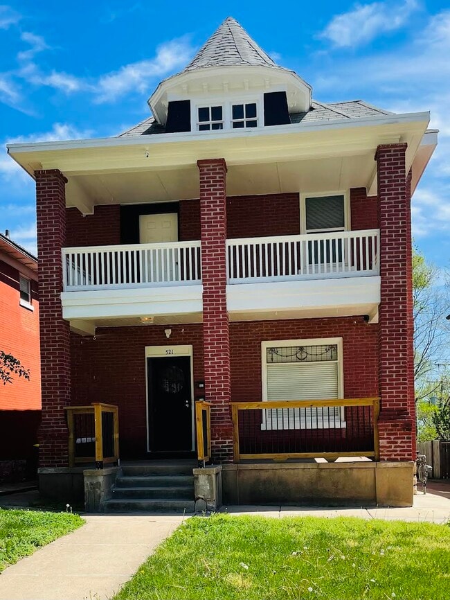 Front - 521 Benton Blvd