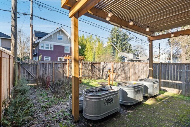 Building Photo - Beautiful 3-bdrm/2.5-bath contemporary craft home w/ lots of character. A/C, fireplace, fenced ba...