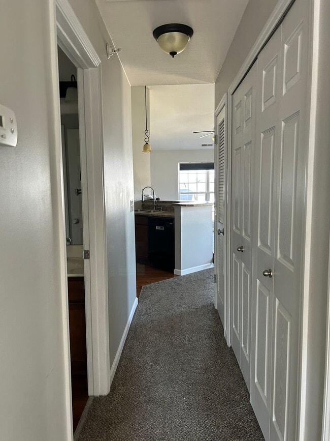 Building Photo - Condo Unit