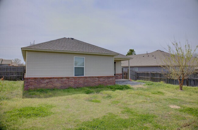 Building Photo - Coming Soon! 3 bed/2 bath!