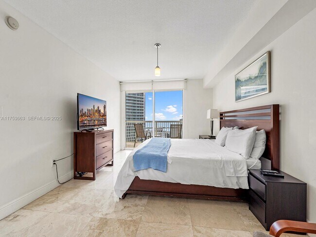 Building Photo - 1200 Brickell Bay Dr