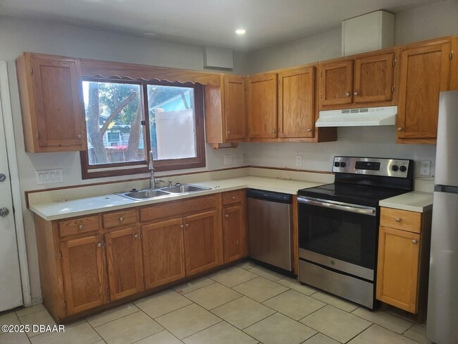 Building Photo - 814 N Halifax Ave