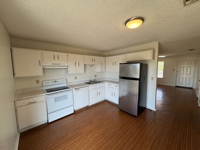 Building Photo - 1903 Cedarhill Dr