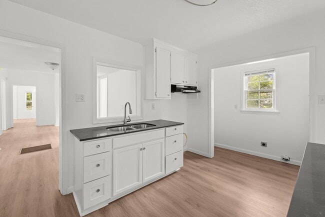 Building Photo - Charming 4 Bedroom, 2 Bathroom house