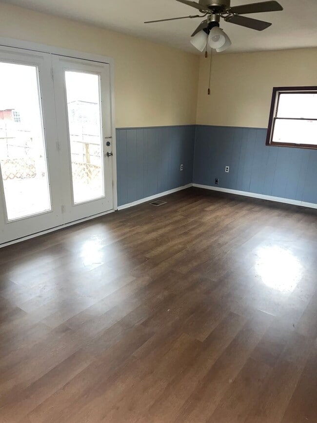 Building Photo - 3BR w/ 3-Season Room near North College Hill