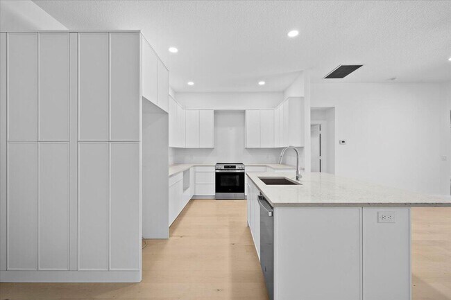 Building Photo - 204 Clocktower Dr