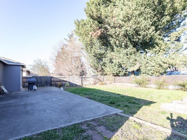 Building Photo - 1563 S Oakdale Ave