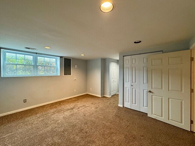 Building Photo - Charming 3 Bedroom/2 Bathroom in Essex, MD!