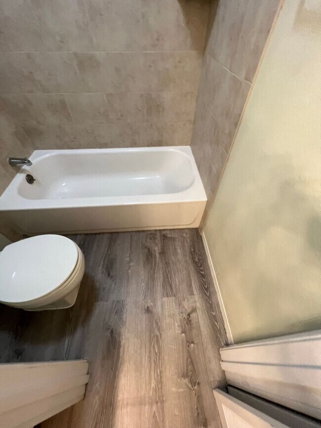 Building Photo - Upstairs Corner Unit 1 Bedroom/1 Bath Town...