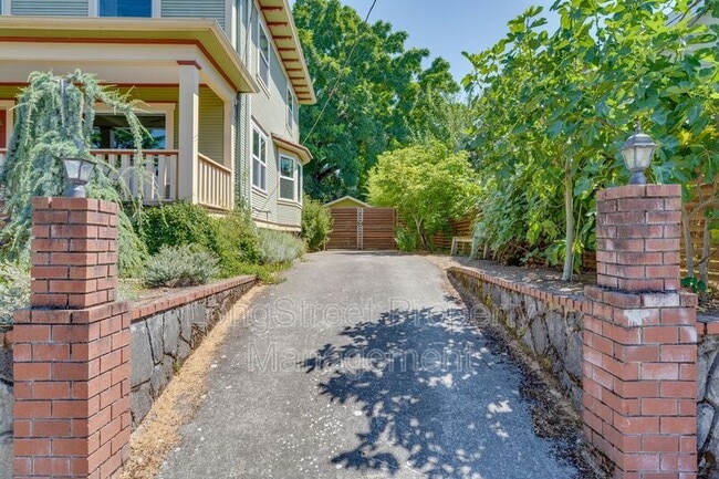 Building Photo - 5236 NE 18th Ave