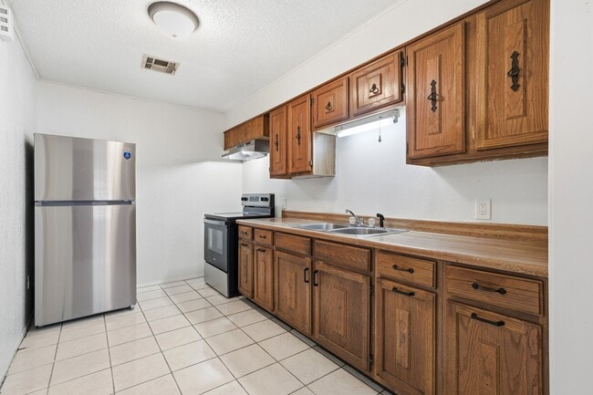 Building Photo - 4020 Maple Ave