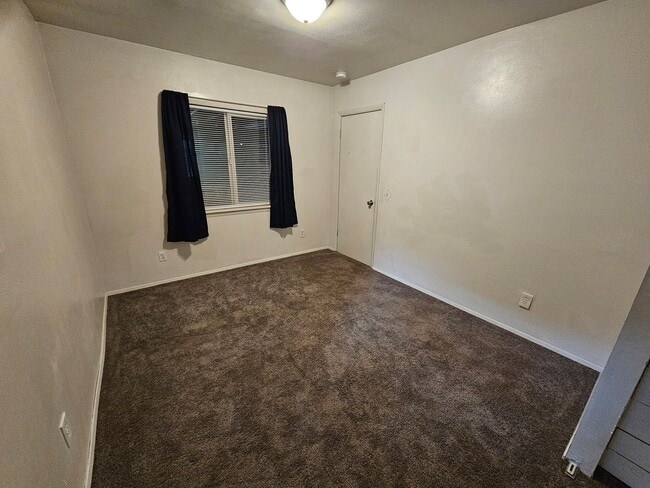 Building Photo - 2 bedroom with fully fenced yard in bremer...