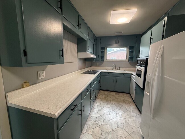 Building Photo - 3BR/2BA/2CarGarage Only A Few Minutes From Everything! Ask About Our Move-In Special!