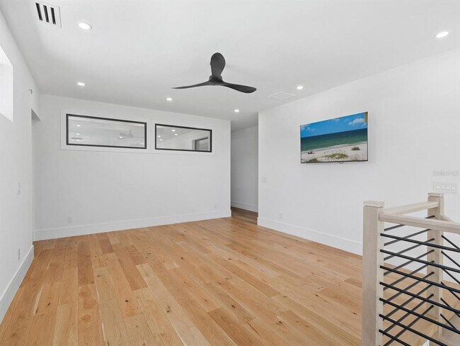 Building Photo - 2467 Hyde Park St