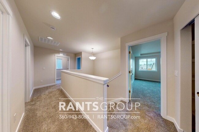 Building Photo - Beautiful Home! Easy JBLM Commute!