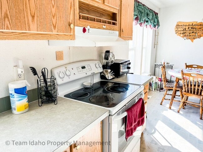 Building Photo - 2001 Manufactured Home on 160 Acre Farm ne...