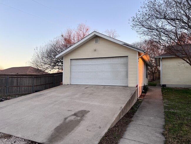 Building Photo - 218 E Haven Rd