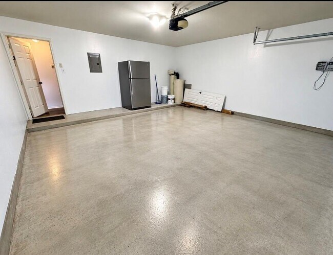 Building Photo - 371 Housefinch Loop
