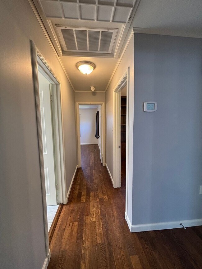 Building Photo - Perfect and Updated Rental close to TU!