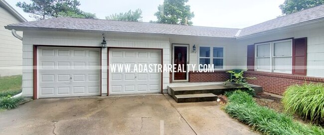 Building Photo - Very Nice North Overland Park Duplex-Avail...