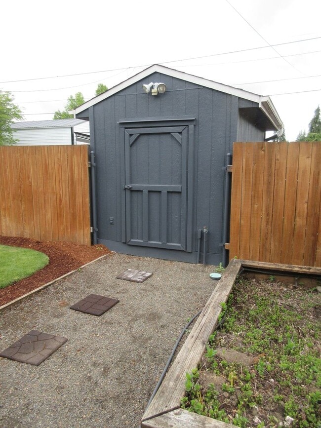 Building Photo - Three Bedroom Home in Keizer on corner lot