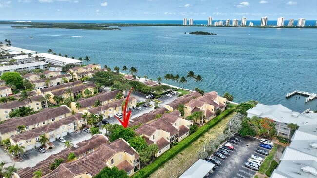 Building Photo - 1050 Lake Shore Dr