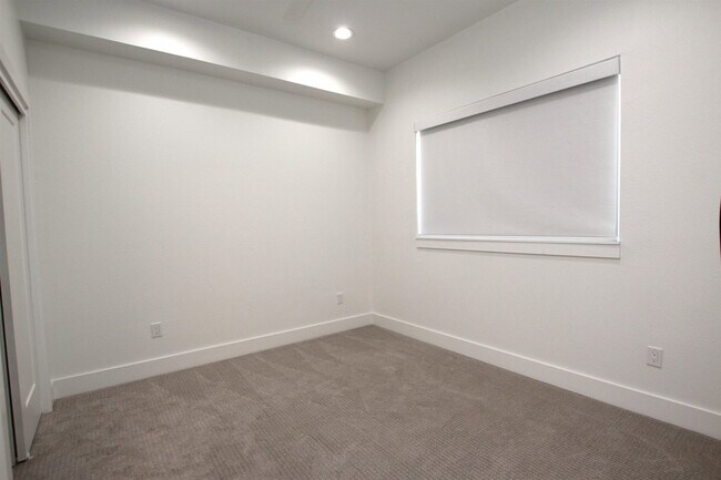 Building Photo - 203 Paschal St