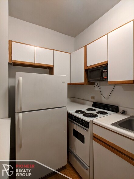 Building Photo - 633 W Barry Ave