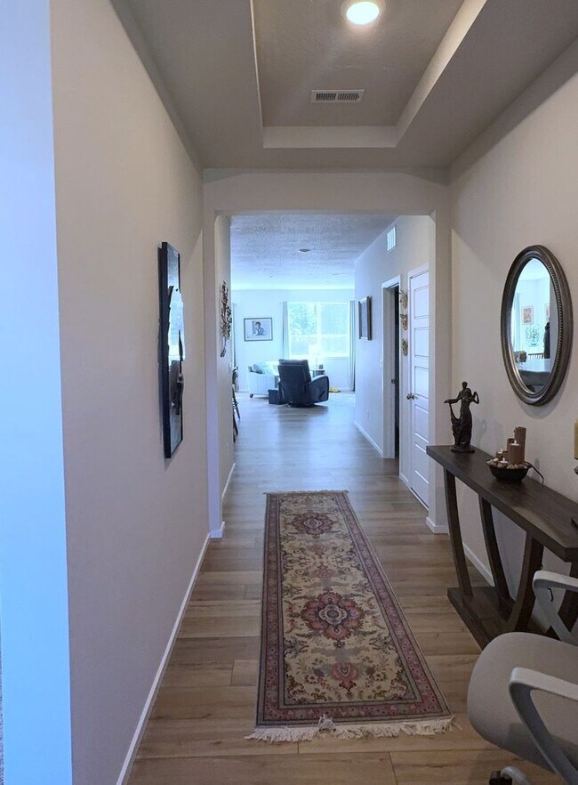 Building Photo - 833 E Burdock Lp