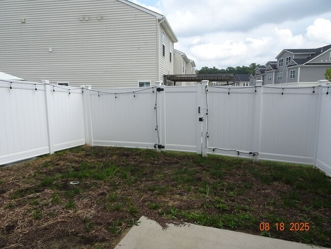 Building Photo - 3 Bedrooms, 2.5 Bathrooms Townhouse Rental