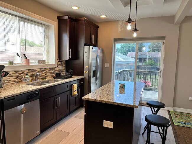 Building Photo - 9520 S Ridgeway Ave