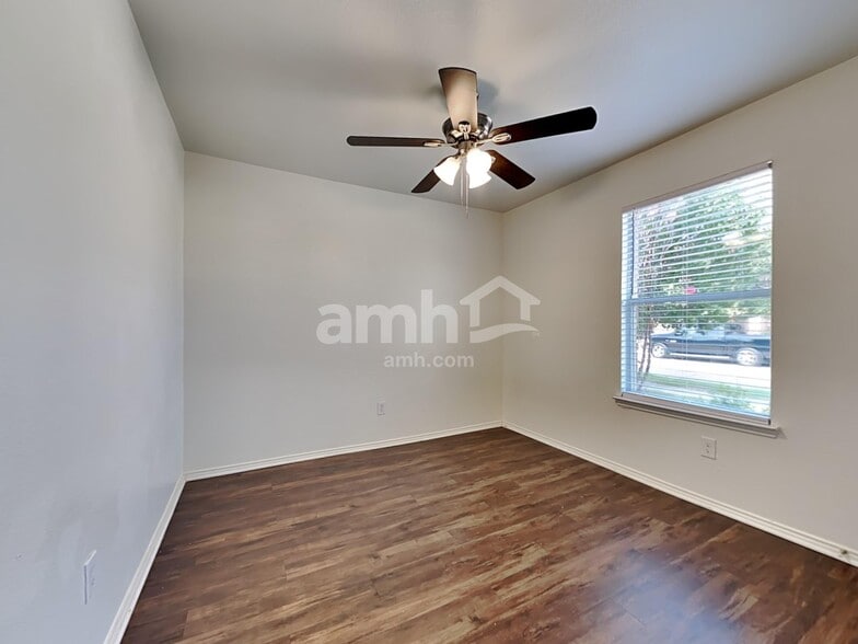 Building Photo - 813 Honey Dew Ln