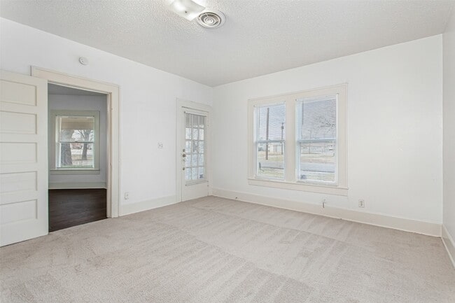 Building Photo - 316 W Avenue A