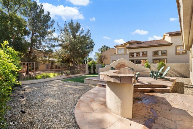 Building Photo - 1925 W Olive Way