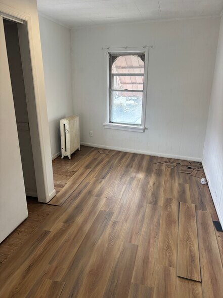 Building Photo - 10 Anderson St