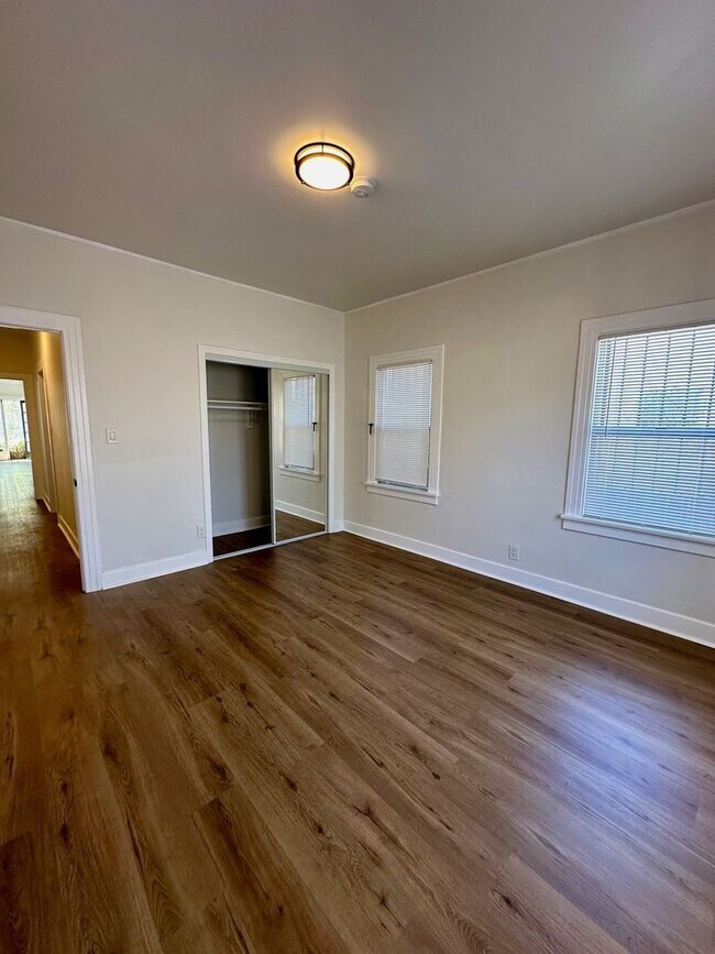 Building Photo - Nestled in the vibrant heart of Los Angeles, CA. This 2 Bedroom 2 Bath Won't Last Long!