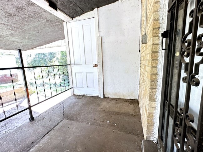 Building Photo - 1815 E 7th St