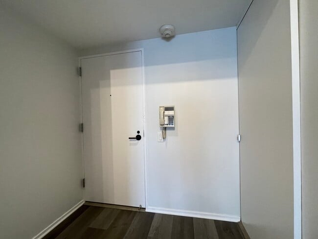 Building Photo - 175 E Delaware Pl
