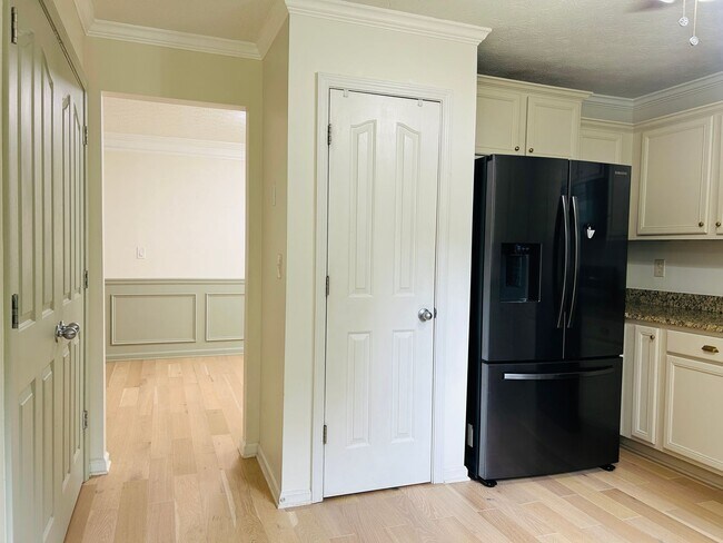 Building Photo - Beautiful 4 bedroom, 2.5 bathroom home in ...