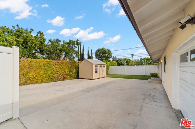 Building Photo - 17633 Nordhoff St