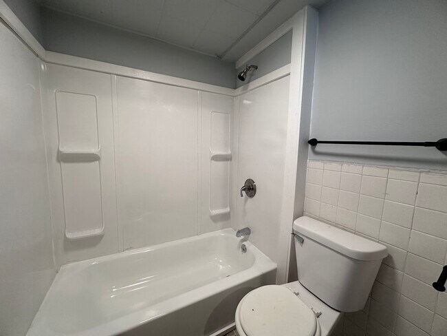 Building Photo - 905 Oak-