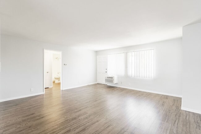 Interior Photo - 18407 Dearborn Street