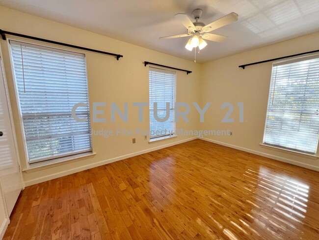 Building Photo - Charming 2-Story 2-1.5 Condo Ready for Mov...