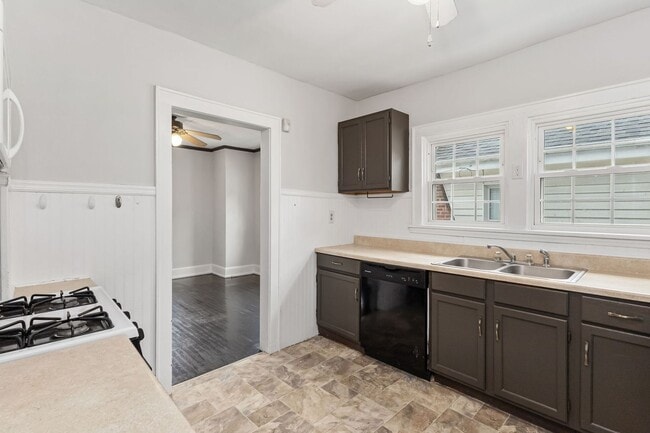 Building Photo - MADISONVILLE - Charming 3+ Bed Cape Cod