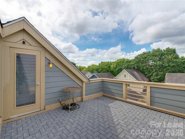 Building Photo - 927 Garden District Dr