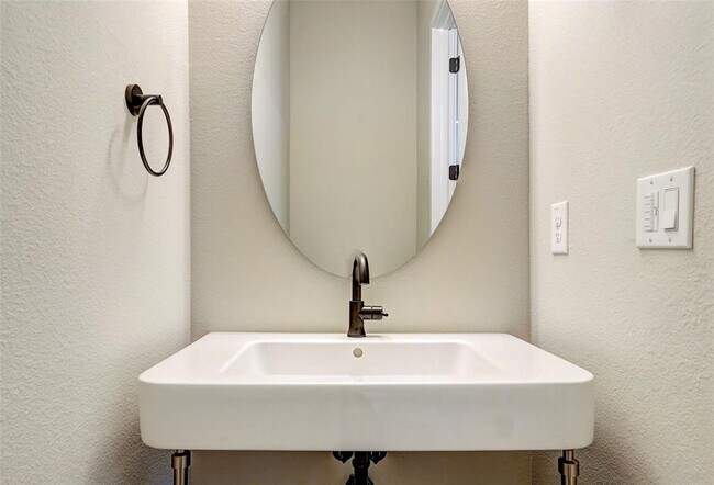 Building Photo - 3809 Valley View Rd