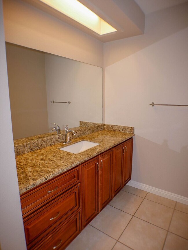 Building Photo - Charming 2 bed/2 bath second level condo with washer/dryer & assigned parking