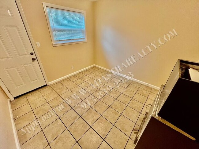 Building Photo - Like New 2 Bed 1 Bath Duplex in Grandview-Available NOW!!